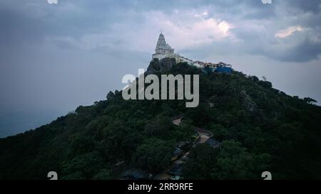 Parasnath Hills, Giridih, Jharkhand, Inde – vue du temple Shikharji jain dans la région de Parasnath Hill. Ce temple est populaire parmi les adeptes jaïns Banque D'Images