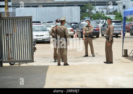 210629 -- BANGKOK, le 29 juin 2021 -- des policiers sont de service à un poste de contrôle pour empêcher les travailleurs de la construction de partir à Bangkok, Thaïlande, le 29 juin 2021. Pour freiner la hausse des infections, la Thaïlande a décidé d'interdire les services de restauration et les rassemblements de plus de 20 personnes à Bangkok et dans neuf autres provinces, en plus de la fermeture des chantiers de construction annoncée précédemment. Ces mesures resteront en vigueur pendant 30 jours à compter de lundi. THAÏLANDE-BANGKOK-COVID-19-RESTRICTIONS RachenxSageamsak PUBLICATIONxNOTxINxCHN Banque D'Images