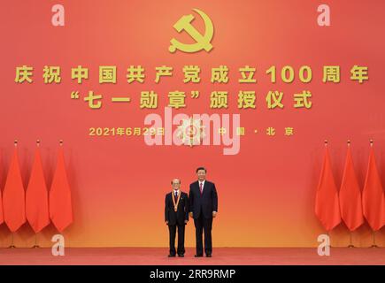 210629 -- PÉKIN, le 29 juin 2021 -- le président chinois Xi Jinping, également secrétaire général du comité central du PCC du Parti communiste chinois et président de la commission militaire centrale, remet la médaille du 1 juillet, la plus haute distinction du Parti, à Wu Tianyi lors de la cérémonie de remise des prix au Grand Hall du peuple à Pékin, capitale de la Chine, le 29 juin 2021. La cérémonie de remise de la médaille du 1 juillet a eu lieu mardi matin au Grand Hall du peuple à Beijing. CHINE-PÉKIN-XI JINPING-JUILLET 1 CÉRÉMONIE DE REMISE DES MÉDAILLES CN LIXXUEREN PUBLICATIONXNOTXINXCHN Banque D'Images