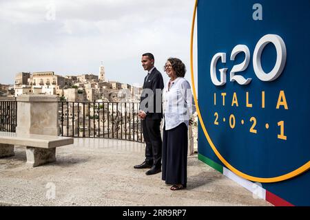 210629 -- MATERA ITALIE, 29 juin 2021 -- le ministre italien des Affaires étrangères Luigi Di Maio L et la vice-ministre italienne des Affaires étrangères et de la coopération internationale Marina Sereni accueillent les participants à la réunion des ministres des Affaires étrangères et du développement du Groupe des 20 du G20 à Matera, Italie, le 29 juin 2021. Mardi, les ministres des affaires étrangères et du développement des 20 plus grandes économies du monde ont appelé l ensemble de la communauté internationale à construire des chaînes alimentaires inclusives et résilientes, afin de garantir une nutrition adéquate pour tous, conformément à l objectif de faim zéro fixé pour 2030. /Document vi Banque D'Images