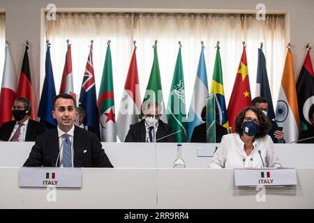 210629 -- MATERA ITALIE, 29 juin 2021 -- le ministre italien des Affaires étrangères Luigi Di Maio L, Front, et la vice-ministre italienne des Affaires étrangères et de la coopération internationale Marina Sereni R, Front assistent à la réunion des ministres des Affaires étrangères et du développement du G20 du Groupe des 20 à Matera, Italie, le 29 juin 2021. Mardi, les ministres des affaires étrangères et du développement des 20 plus grandes économies du monde ont appelé l ensemble de la communauté internationale à construire des chaînes alimentaires inclusives et résilientes, afin de garantir une nutrition adéquate pour tous, conformément à l objectif de faim zéro fixé pour 2030. /Document via Banque D'Images