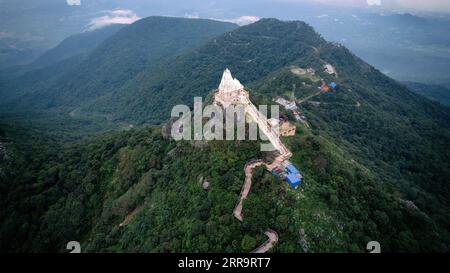 Parasnath Hills, Giridih, Jharkhand, Inde – vue du temple Shikharji jain dans la région de Parasnath Hill. Ce temple est populaire parmi les adeptes jaïns Banque D'Images