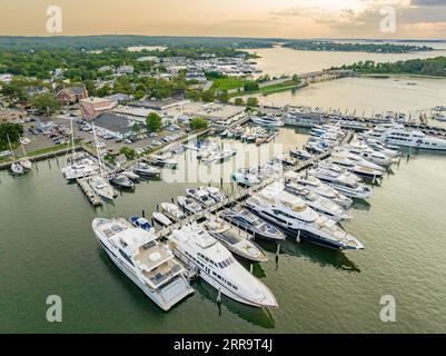 Vue aérienne de yachts coûteux au quai à Sag Harbor, ny Banque D'Images