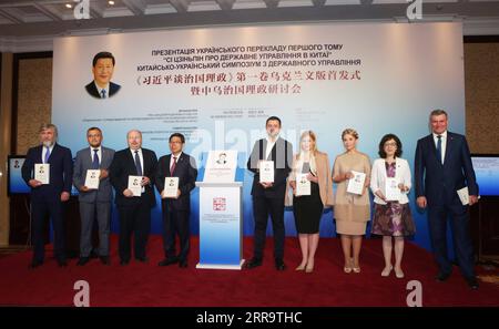 210701 -- KIEV, le 1 juillet 2021 -- l'édition ukrainienne du premier volume de Xi Jinping : la gouvernance de la Chine est publiée à Kiev, Ukraine, le 30 juin 2021. Photo de /Xinhua UKRAINE-KIEV-XI JINPING-BOOK RELEASE SergeyxStarostenko PUBLICATIONxNOTxINxCHN Banque D'Images