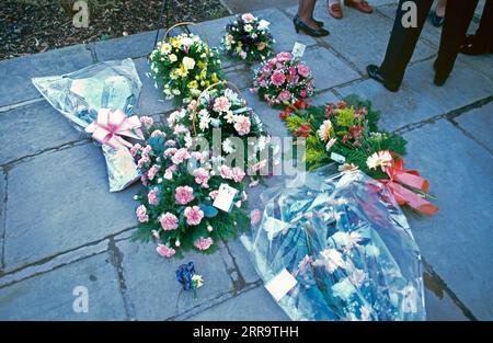 Bouquets de fleurs au sol comme Remebrance après crémation Banque D'Images