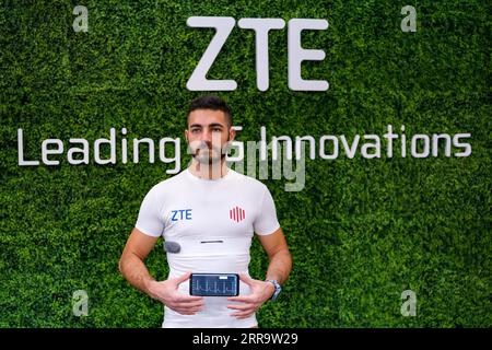 210702 -- BARCELONE, le 2 juillet 2021 -- un membre du personnel présente un T-shirt intelligent 5G sur le stand de la société technologique chinoise ZTE au Mobile World Congress 2021 MWC21 à Barcelone, Espagne, le 29 juin 2021. L'une des technologies phares exposées au MWC21 Barcelone cette semaine était la 5G, la norme technologique de cinquième génération pour les réseaux cellulaires à large bande. Les entreprises présentes au grand salon international qui a été annulé l’année dernière en raison de la pandémie ont apporté un éventail de solutions technologiques basées sur la 5G à l’événement qui a eu lieu entre juin 28 et juillet 1. ESPAGNE-BARCELONE-MWC 2021-5G ZHA Banque D'Images