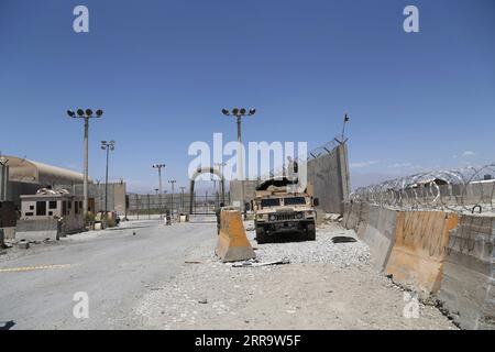 210702 -- PARWAN, 2 juillet 2021 -- une photo prise le 2 juillet 2021 montre la porte de l'aérodrome de Bagram après que toutes les forces américaines et de l'OTAN ont été évacuées dans la province de Parwan, dans l'est de l'Afghanistan. Toutes les forces américaines et de l'OTAN en Afghanistan ont évacué l'aérodrome de Bagram près de la capitale afghane Kaboul, remettant la plus grande base de coalition aux troupes gouvernementales afghanes, a confirmé vendredi un porte-parole du ministère afghan de la Défense. Photo de /Xinhua AFGHANISTAN-PARWAN-BAGRAM AIRFIELD-U.S. ET LES FORCES de l'OTAN ÉVACUENT SayedxMominzadah PUBLICATIONxNOTxINxCHN Banque D'Images