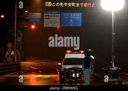 210703 -- ATAMI, le 3 juillet 2021 -- Une signalisation routière indique la fermeture d'une autoroute nationale à la suite d'un énorme glissement de boue dans la ville d'Atami, préfecture de Shizuoka, Japon, le 3 juillet 2021. Deux personnes étaient soupçonnées d'être mortes et environ 20 autres étaient toujours portées disparues samedi à la suite d'un important glissement de boue déclenché par des pluies torrentielles dans le centre du Japon, ont indiqué les autorités locales. La catastrophe s'est produite vers 10:30 heures du matin, heure locale, dans la ville d'Atami dans la préfecture de Shizuoka, au sud-ouest de Tokyo, alors que de fortes pluies ont balayé des zones le long de la côte Pacifique dans le centre et l'est du Japon. JAPON-SHIZUOKA-MUDSLIDE HuaxYi PUBLICATIONxNOTxINx Banque D'Images