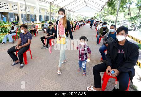 210703 -- PHNOM PENH, le 3 juillet 2021 -- des gens attendent de recevoir des vaccins contre le COVID-19 sur un site d'inoculation à Phnom Penh, au Cambodge, le 2 juillet 2021. Photo de /Xinhua CAMBODIA-PHNOM PENH-COVID-19-VACCINATION Phearum PUBLICATIONxNOTxINxCHN Banque D'Images