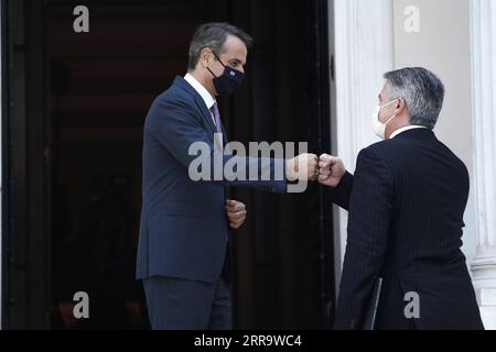 210703 -- ATHÈNES, le 3 juillet 2021 -- le Premier ministre grec Kyriakos Mitsotakis L accueille le Secrétaire général de l'Organisation de coopération et de développement économiques Mathias Cormann à Athènes, en Grèce, le 2 juillet 2021. La coopération internationale est plus importante que jamais pour relever les défis de notre temps, a déclaré Mathias Cormann vendredi lors d’une visite à Athènes. Photo de /Xinhua GREECE-ATHENS-PM-OECD-MEETING NickxPaleologos PUBLICATIONxNOTxINxCHN Banque D'Images