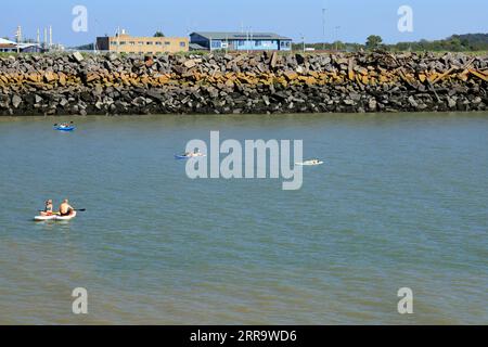 Paddle boarders, Jacksons Bay, Barry Island, Vale of Glamorgan, Galles du Sud, ROYAUME-UNI. Banque D'Images