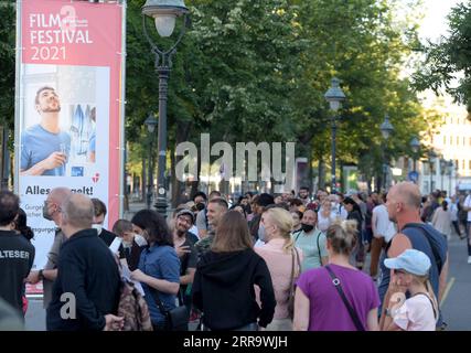 210703 -- VIENNE, le 3 juillet 2021 -- les gens font la queue pour recevoir le vaccin contre la COVID-19 à Rathausplatz à Vienne, en Autriche, le 3 juillet 2021. Le Festival du film de Rathausplatz, qui s'est tenu du 3 juillet au 4 septembre, a ouvert ses portes samedi. Les gens peuvent accéder à l'événement gratuitement en vertu des règles 3G, qui montrent des preuves de vaccination, un test négatif ou ayant récemment récupéré du coronavirus. Pendant ce temps, un site de vaccination COVID-19 a été mis en place ici pour fournir une vaccination COVID-19 sans rendez-vous aux visiteurs pendant le festival du film. AUTRICHE-VIENNE-RATHAUSPLATZ FILM FESTIVAL-COVID-19 VACCINATION GUOXCHEN PUBL Banque D'Images