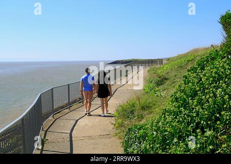 Couple marchant sur le sentier côtier entre Jacksons Bay et Whitmore Bay, Barry Island, Vale of Glamorgan, Galles du Sud, Royaume-Uni. Banque D'Images