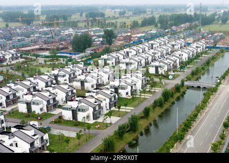 210705 -- PÉKIN, le 5 juillet 2021 -- une photo aérienne prise le 11 mai 2020 montre des maisons résidentielles construites pour des agriculteurs dans le canton de Lyuliang, dans le comté de Jinhu, dans la province du Jiangsu, dans l'est de la Chine. Titres de Xinhua : faites les bonnes choses, faites le bon choix -- CPC de 100 ans régissant le code LixBo PUBLICATIONxNOTxINxCHN Banque D'Images