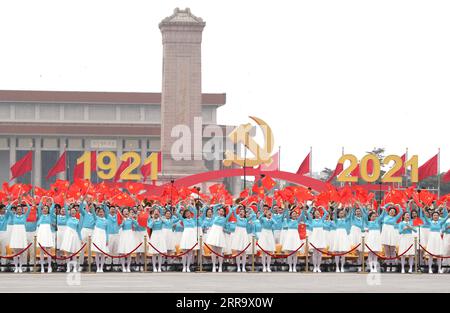 210705 -- PÉKIN, le 5 juillet 2021 -- Une cérémonie marquant le centenaire du PCC du Parti communiste chinois a lieu sur la place Tian anmen à Pékin, capitale de la Chine, le 1 juillet 2021. Titres de Xinhua : faites les bonnes choses, faites le bon choix -- CPC de 100 ans régissant le code YinxGang PUBLICATIONxNOTxINxCHN Banque D'Images