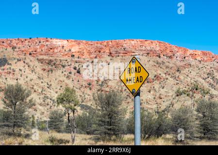 Un panneau pour avertir les cyclistes sur la piste cyclable Simpsons Gap près d'Alice Springs, territoire du Nord, Australie, d'une prochaine route avec circulation Banque D'Images