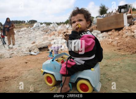 210706 -- PÉKIN, le 6 juillet 2021 -- Un enfant palestinien joue près des décombres de sa maison après que l'armée israélienne l'ait démolie, affirmant qu'elle avait été construite sans permis, dans la ville de Beit Ummar, en Cisjordanie, à Hébron, le 17 juin 2021. Photo par /Xinhua Portraits de juin 2021 MamounxWazwaz PUBLICATIONxNOTxINxCHN Banque D'Images