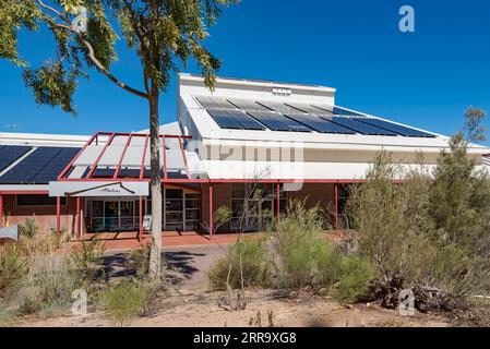 Panneaux solaires sur le toit du Araluen Arts Centre près d'Alice Springs (Mparntwe) dans le territoire du Nord, en Australie Banque D'Images