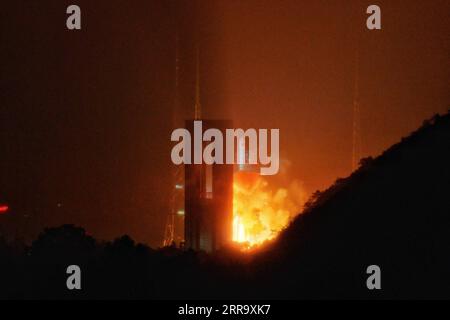 210706 -- XICHANG, le 6 juillet 2021 -- Une fusée long March-3C explose du centre de lancement de satellites Xichang dans la province du Sichuan du sud-ouest de la Chine, le 6 juillet 2021. La Chine a lancé avec succès un nouveau satellite relais depuis le centre de lancement de satellites de Xichang à 11:53 heures, heure de Beijing. Tianlian I-05 a été envoyé en orbite par une fusée long March-3C. Mardi, le lancement était la 378e mission de la série de fusées long March. Photo de /Xinhua EyesonSciCHINA-XICHANG-RELAY SATELLITE-LAUNCH CN GuoxWenbin PUBLICATIONxNOTxINxCHN Banque D'Images