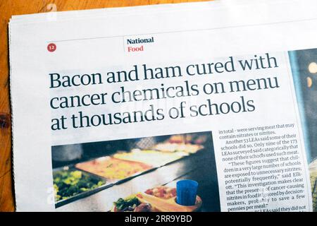 «Bacon et jambon guéri avec des produits chimiques anticancéreux au menu à des milliers d'écoles» journal Guardian en tête de l'article sur la nourriture scolaire 2 septembre 2023 Londres Royaume-Uni Banque D'Images