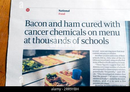 «Bacon et jambon guéri avec des produits chimiques anticancéreux au menu à des milliers d'écoles» journal Guardian en tête de l'article sur la nourriture scolaire 2 septembre 2023 Londres Royaume-Uni Banque D'Images