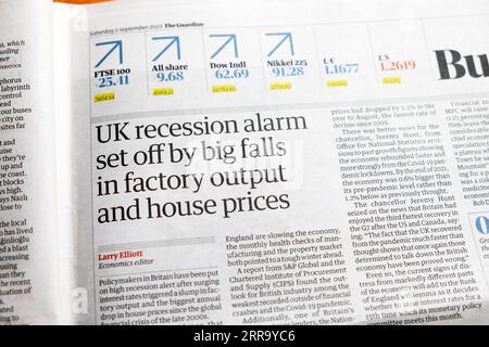 « Alarme de récession au Royaume-Uni déclenchée par de grandes chutes dans la production d'usine et les prix de l'immobilier » journal Guardian titre de l'économie britannique 2 septembre 2023 Royaume-Uni Banque D'Images