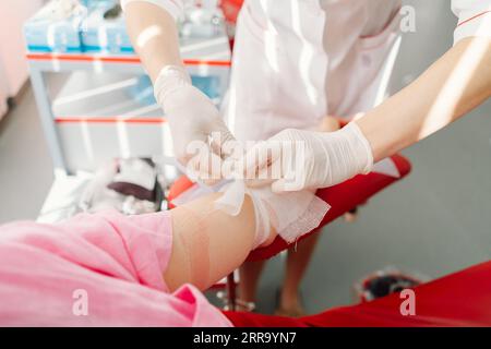Jeune femme faisant don de sang à l'hôpital. Don de sang. Banque D'Images