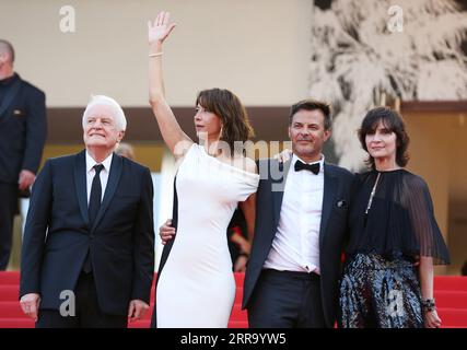 210708 -- CANNES, le 8 juillet 2021 -- l'acteur français André Dussollier, l'actrice française Sophie Marceau, le réalisateur français François Ozon et l'actrice française Geraldine Pailhas de gauche à droite arrivent pour la projection de tout s est bien passe Everything Went Fine à Cannes, dans le sud de la France, le 7 juillet 2021. Everything Went Fine sera en compétition pour la Palme d or lors du 74e Festival International du film de Cannes. FRANCE-CANNES-FESTIVAL-TAPIS ROUGE-TOUT S'EST BIEN PASSÉ GAOXJING PUBLICATIONXNOTXINXCHN Banque D'Images