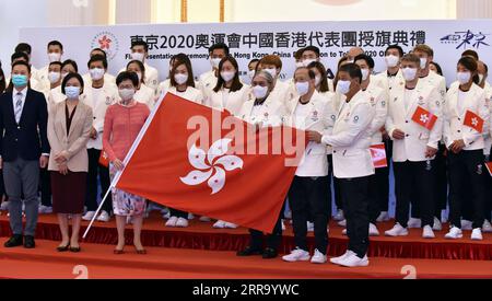 210708 -- HONG KONG, 8 juillet 2021 -- Chef de l'exécutif de la région administrative spéciale de Hong Kong Carrie Lam 1st row, 3rd L et Timothy Fok Tsun-ting 1st row, 3rd R, président de la Fédération sportive et du Comité Olympique de Hong Kong, Chine, posez avec les membres de la délégation de Hong Kong, Chine lors de la cérémonie de présentation du drapeau pour la délégation de Hong Kong, Chine aux Jeux Olympiques de Tokyo 2020 dans le sud de la Chine à Hong Kong, le 8 juillet 2021. SPCHINA-HONG KONG-TOKYO CÉRÉMONIE DE PRÉSENTATION DE 2020 DRAPEAUX CN LOXPINGXFAI PUBLICATIONXNOTXINXCHN Banque D'Images