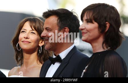 210708 -- CANNES, le 8 juillet 2021 -- l'actrice française Sophie Marceau, le réalisateur français François Ozon et l'actrice française Geraldine Pailhas de gauche à droite arrivent pour la projection de tout s est bien passe Everything Went Fine à Cannes, dans le sud de la France, le 7 juillet 2021. Everything Went Fine sera en compétition pour la Palme d or lors du 74e Festival International du film de Cannes. FRANCE-CANNES-FESTIVAL-TAPIS ROUGE-TOUT S'EST BIEN PASSÉ GAOXJING PUBLICATIONXNOTXINXCHN Banque D'Images