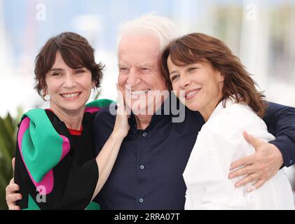 210708 -- CANNES, 8 juillet 2021 -- l'actrice française Sophie Marceau R, l'acteur français André Dussollier C et l'actrice française Geraldine Pailhas posent lors d'un photocall pour le film tout s est bien passe tout ce qui s'est passé bien lors de la 74e édition du Festival de Cannes à Cannes, le 8 juillet 2021. Everything Went Fine sera en compétition pour la Palme d or lors du 74e Festival International du film de Cannes. FRANCE-CANNES-FESTIVAL DU FILM-TOUT S'EST BIEN PASSÉ-PHOTO GAOXJING PUBLICATIONXNOTXINXCHN Banque D'Images