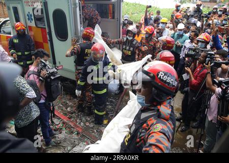 210709 -- NARAYANGANJ, le 9 juillet 2021 -- des pompiers transportent les corps de victimes après l'incendie d'une usine de jus de fruits à Narayanganj, Bangladesh, le 9 juillet 2021. Au moins 51 travailleurs sont morts alors qu'une usine de jus dans le district de Narayanganj au Bangladesh, à environ 20 km de la capitale Dhaka, a pris feu jeudi, a déclaré un haut responsable vendredi. BANGLADESH-NARAYANGANJ-USINE-FEU Salim PUBLICATIONxNOTxINxCHN Banque D'Images