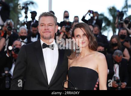 210709 -- CANNES, le 9 juillet 2021 -- l'acteur Matt Damon L et l'actrice Camille Cottin posent pour des photos alors qu'ils arrivent pour la projection du film Stillwater à la 74e édition du Festival de Cannes à Cannes, dans le sud de la France, le 8 juillet 2021. FRANCE-CANNES-FESTIVAL-STILLWATER-PROJECTION GAOXJING PUBLICATIONXNOTXINXCHN Banque D'Images