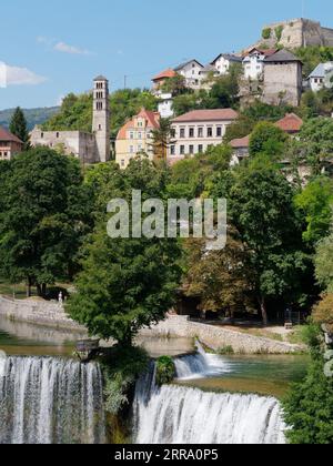 Ville de Jajce et sa cascade en pleine nature, Bosnie-Herzégovine, 06 septembre 2023 Banque D'Images