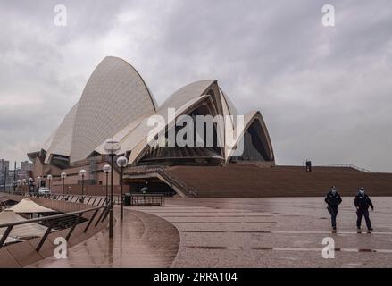 210709 -- SYDNEY, le 9 juillet 2021 -- des policiers patrouillent devant l'Opéra de Sydney, en Australie, le 9 juillet 2021. L état de Nouvelle-Galles du Sud en Australie a annoncé vendredi un resserrement supplémentaire des restrictions sur le Grand Sydney et ses environs alors que l état continue de voir une augmentation quotidienne des cas de COVID-19. AUSTRALIE-SYDNEY-COVID-19-RESTRICTIONS-RESSERREMENT BaixXuefei PUBLICATIONxNOTxINxCHN Banque D'Images