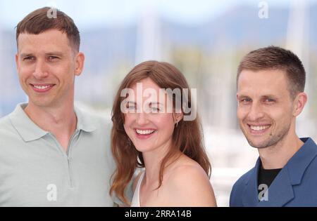 210709 -- CANNES, 9 juillet 2021 -- l'acteur norvégien Anders Danielsen lie R, l'actrice norvégienne Renate Reinsve C et l'acteur norvégien Herbert Nordrum posent lors d'un photocall pour le film Verdens Verste Menneske la pire personne du monde lors de la 74e édition du Festival de Cannes à Cannes, dans le sud de la France, le 9 juillet 2021. La pire personne du monde concourra pour la Palme d or lors du 74e Festival International du film de Cannes qui se tiendra du 6 au 17 juillet 2021. FRANCE-CANNES-FESTIVAL DU FILM-LA PIRE PERSONNE DU MONDE-PHOTO-GALLE GAOXJING PUBLICATIONXNOTXINXCHN Banque D'Images