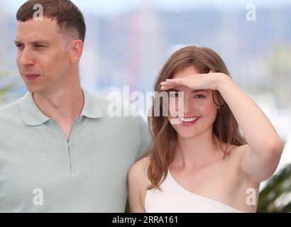 210709 -- CANNES, le 9 juillet 2021 -- l'actrice norvégienne Renate Reinsve R et l'acteur norvégien Herbert Nordrum posent lors d'un photocall pour le film Verdens Verste Menneske la pire personne du monde lors de la 74e édition du Festival de Cannes à Cannes, dans le sud de la France, le 9 juillet 2021. La pire personne du monde concourra pour la Palme d or lors du 74e Festival International du film de Cannes qui se tiendra du 6 au 17 juillet 2021. FRANCE-CANNES-FESTIVAL DU FILM-LA PIRE PERSONNE DU MONDE-PHOTO-GALLE GAOXJING PUBLICATIONXNOTXINXCHN Banque D'Images