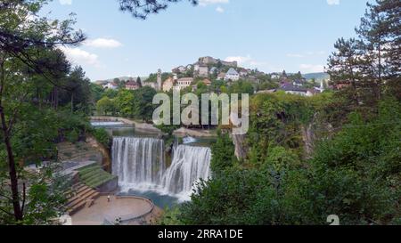 Ville de Jajce et sa cascade en pleine nature, Bosnie-Herzégovine, 06 septembre 2023 Banque D'Images