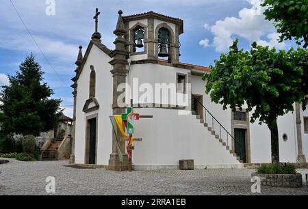 Petite église catholique avec cloches dans la tour, village dans le nord du Portugal Banque D'Images