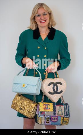 Bonhams Knightsbridge, Londres, Royaume-Uni. 7 septembre 2023. Coïncidant avec l'ouverture de l'exposition V&A Gabrielle Chanel Fashion, Bonhams Knightsbridge accueille The Art of Luxury : Chanel, leur deuxième vente londonienne dédiée à l'artisanat de Chanel. La vente en ligne du 11-21 sept propose des articles de luxe de la Maison, dont des sacs, des bijoux et une sélection de haute Couture tous fabriqués à la main dans l’atelier Chanel. Image : sac de vanité coeur en cuir verni beige, Karl Lagerfeld pour Chanel, estimation £15,000-20,000. Crédit : Malcolm Park/Alamy Live News Banque D'Images