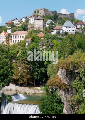 Ville de Jajce avec sa forteresse et sa cascade entourée par la nature, Bosnie-Herzégovine, 06 septembre 2023 Banque D'Images