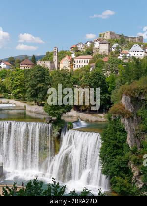 Ville de Jajce avec sa forteresse et sa cascade entourée par la nature, Bosnie-Herzégovine, 06 septembre 2023 Banque D'Images