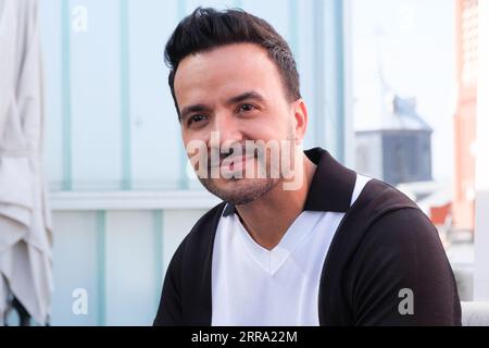 Le chanteur Luis Fonsi assiste à une présentation de sa nouvelle tournée de concerts à l'UMusic Hotel Teatro Albéniz le 07 septembre 2023 à Madrid, Espagne. Banque D'Images