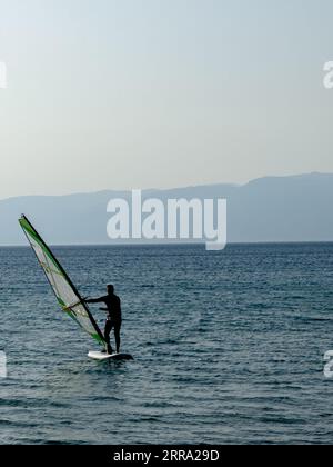 Sports nautiques de loisirs. Planche à voile. Windsurfer surfer le vent sur les vagues dans l'océan, la mer. Extreme Sport action. Aventure estivale amusante. . Haute qualité Banque D'Images