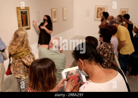 210712 -- TEL AVIV, le 12 juillet 2021 -- des personnes ayant une déficience visuelle et des personnes souffrant de dyslexie visitent le Musée d'Art de tel Aviv, en Israël, le 11 juillet 2021. Une réunion spéciale a eu lieu le 11 juillet au Musée d'Art de tel Aviv Certaines expositions sélectionnées dans la collection du musée ont été exposées et rendues accessibles aux personnes malvoyantes par divers moyens, y compris des graphiques tactiles, une description audio et le braille. Photo de /Xinhua ISRAEL-TEL AVIV-MUSEUM-DISABILITIES GilxCohenxMagen PUBLICATIONxNOTxINxCHN Banque D'Images