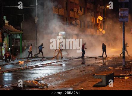 210711 -- JOHANNESBURG, le 11 juillet 2021 -- des manifestants se sont enfuis de bombes lacrymogènes à Johannesburg, en Afrique du Sud, le 11 juillet 2021. La police sud-africaine a déclaré dimanche qu’elle avait arrêté 62 personnes dans le KwaZulu-Natal et la province de Gauteng alors que les gens protestaient contre l’incarcération de l’ancien président Jacob Zuma. Photo de /Xinhua AFRIQUE DU SUD-JOHANNESBURG-MANIFESTATIONS VIOLENTES Yeshiel PUBLICATIONxNOTxINxCHN Banque D'Images