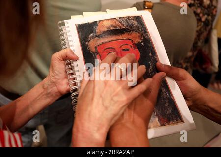 210712 -- TEL AVIV, le 12 juillet 2021 -- des personnes ayant une déficience visuelle et des personnes souffrant de dyslexie visitent le Musée d'Art de tel Aviv, en Israël, le 11 juillet 2021. Une réunion spéciale a eu lieu le 11 juillet au Musée d'Art de tel Aviv Certaines expositions sélectionnées dans la collection du musée ont été exposées et rendues accessibles aux personnes malvoyantes par divers moyens, y compris des graphiques tactiles, une description audio et le braille. Photo de /Xinhua ISRAEL-TEL AVIV-MUSEUM-DISABILITIES GilxCohenxMagen PUBLICATIONxNOTxINxCHN Banque D'Images