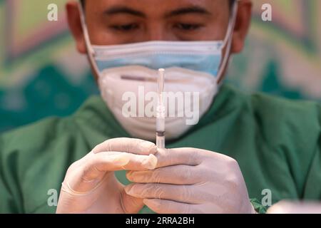 210712 -- JAKARTA, le 12 juillet 2021 -- Un travailleur médical prépare une dose de vaccin contre la COVID-19 lors d'une campagne mobile de vaccination dans les zones densément peuplées du sud de Jakarta, en Indonésie, le 12 juillet 2021. INDONÉSIE-JAKARTA-COVID-19-VACCINATION VerixSanovri PUBLICATIONxNOTxINxCHN Banque D'Images