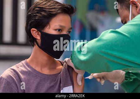 210712 -- JAKARTA, le 12 juillet 2021 -- Un résident reçoit une dose de vaccin contre la COVID-19 lors d'une campagne mobile de vaccination dans les zones densément peuplées du sud de Jakarta, en Indonésie, le 12 juillet 2021. INDONÉSIE-JAKARTA-COVID-19-VACCINATION VerixSanovri PUBLICATIONxNOTxINxCHN Banque D'Images