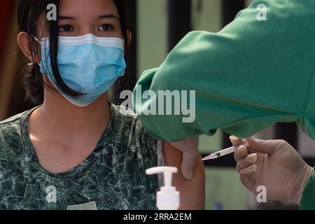 210712 -- JAKARTA, le 12 juillet 2021 -- Une fille reçoit une dose de vaccin contre le COVID-19 lors d'une campagne mobile de vaccination dans les zones densément peuplées du sud de Jakarta, Indonésie, le 12 juillet 2021. INDONÉSIE-JAKARTA-COVID-19-VACCINATION VerixSanovri PUBLICATIONxNOTxINxCHN Banque D'Images